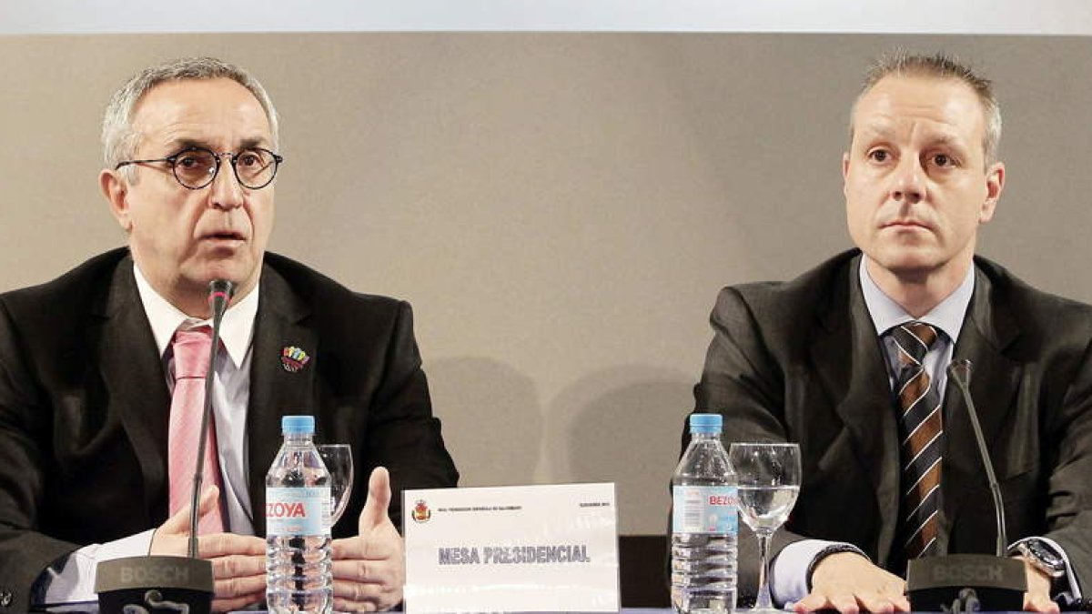 Alejandro Blanco y Francisco Blázquez, derecha, tras la elección del segundo como presidente de la Federación de Balonmano.