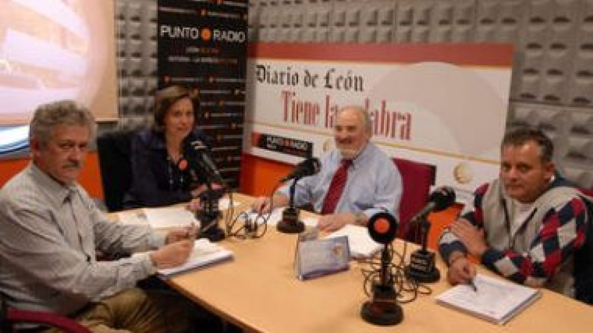 Alberto González, la moderadora Nuria González, Pedro Nieto y José Manuel Álvarez.