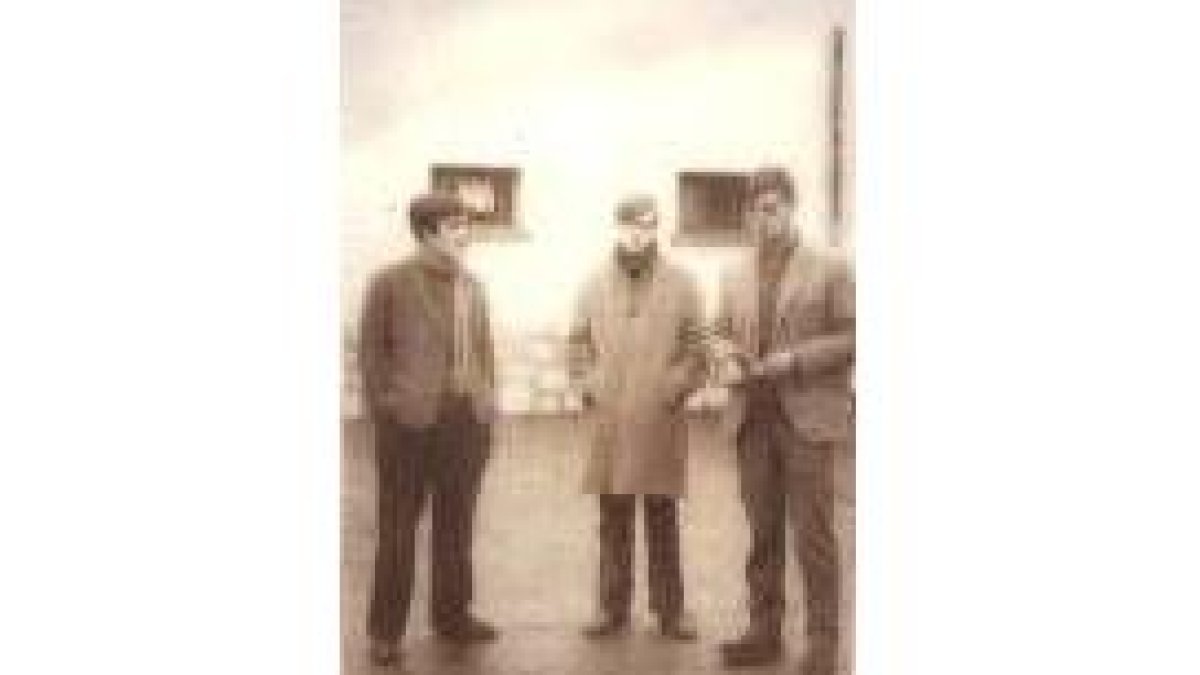Matías, Alfaro y Wences, en el patio de la cárcel de León