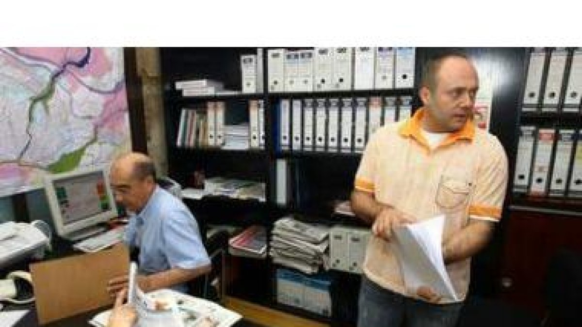 López Riesco y los representantes de la empresa francesa que desarrollará el proyecto, en la present