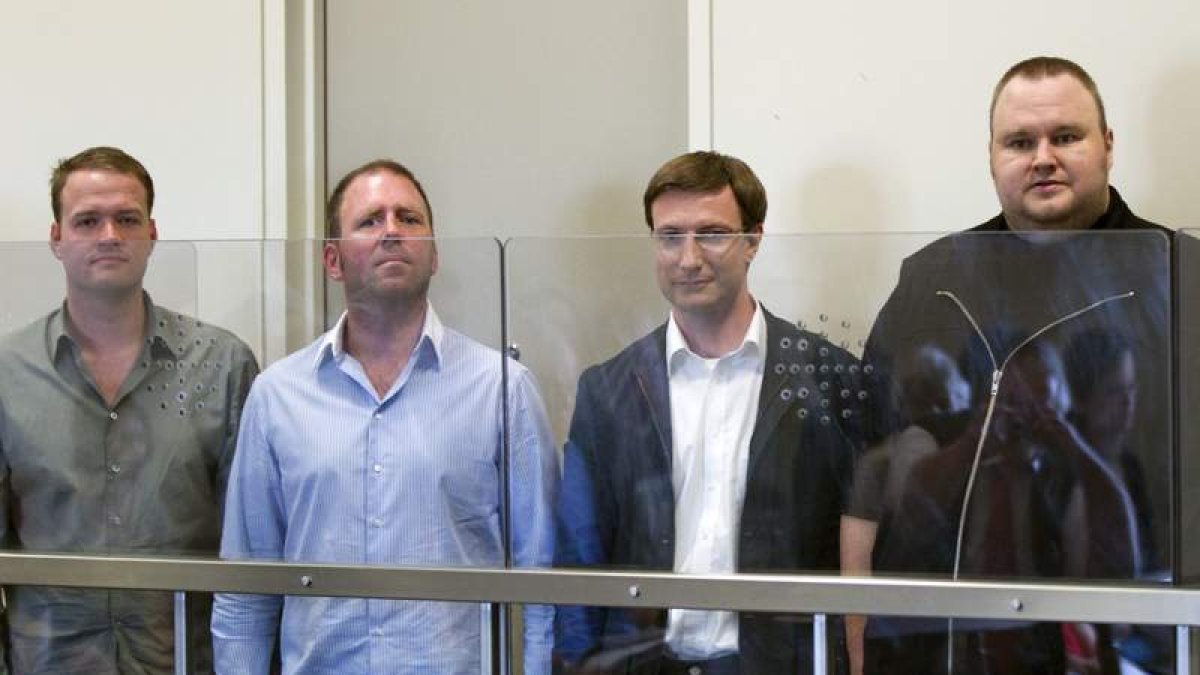El fundador de MegaUpload, Kim Schmitz (derecha), junto a sus colaboradores.