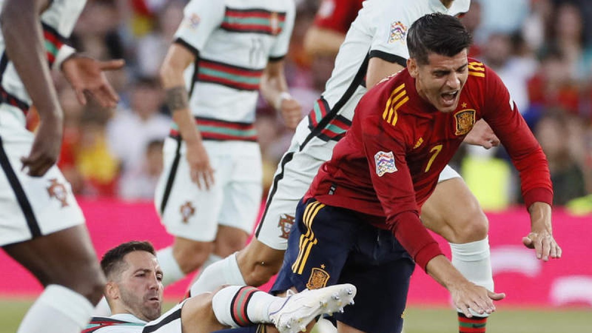 Álvaro Morata, autor del gol de España, recibe la entrada del defensor portugués Moutinho en un lance del partido. JOSÉ MANUEL VIDAL