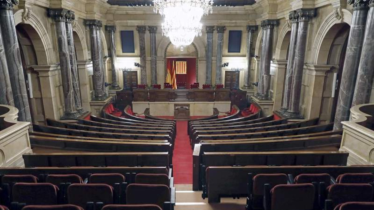 Vista del hemiciclo del Parlament de Cataluña. ANDREU DALMAU