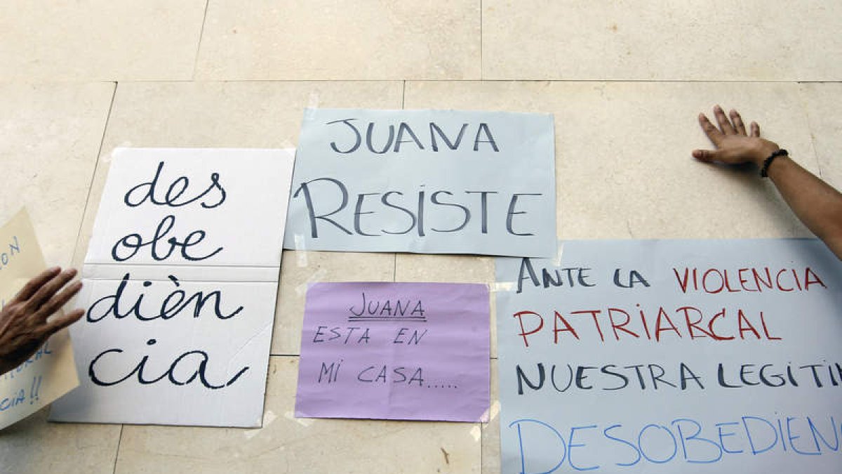 Una concentración a favor de Juana Rivas. JUAN CARLOS CARDENAS