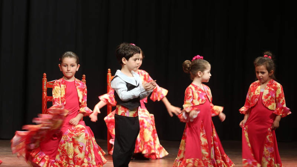 Espectáculo de sevillanas con bailarines noveles.