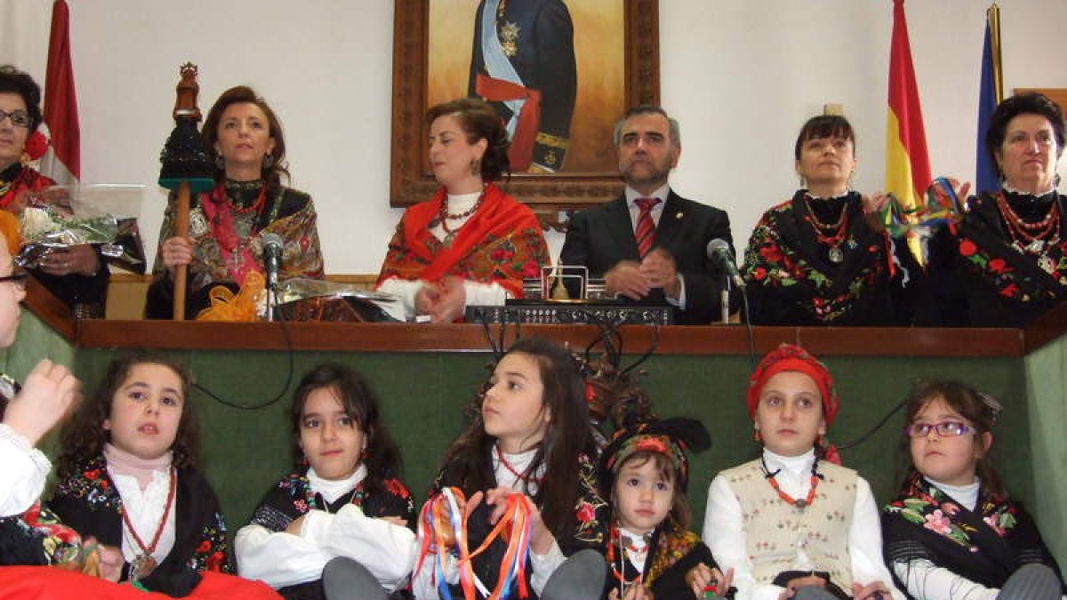 Las mujeres acuden al Ayuntamiento para tomar el bastón de mando.