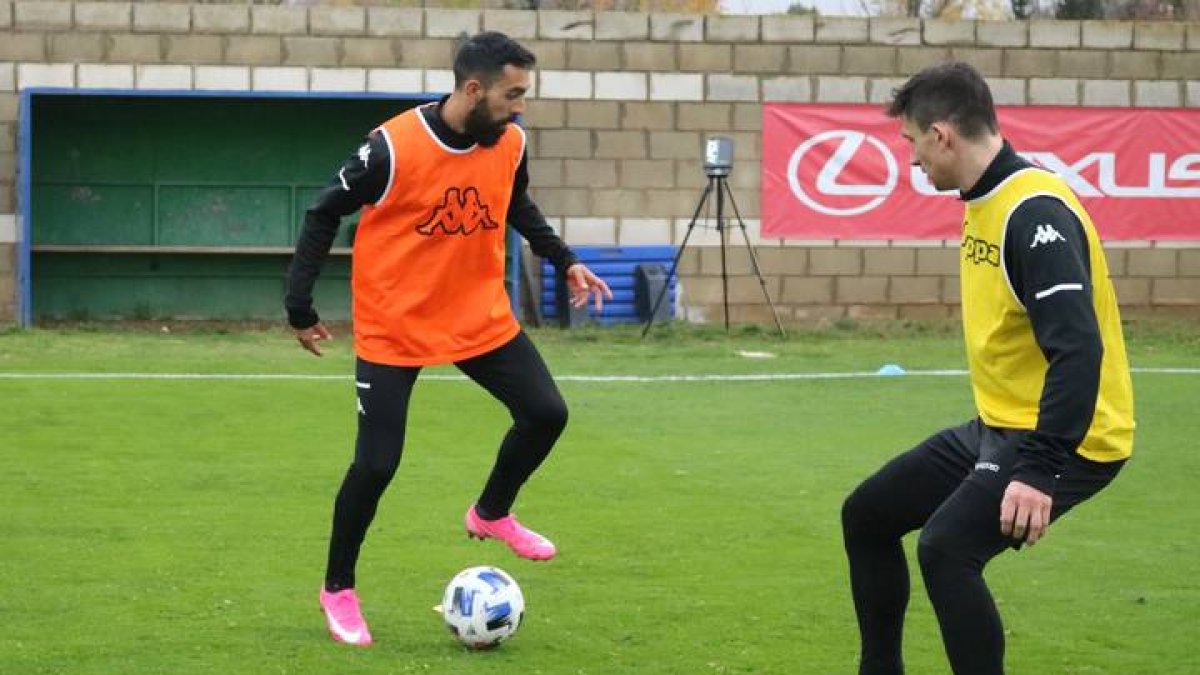 Carlos Bravo, durante un entrenaiento en el área deportiva de Puente Castro. DL