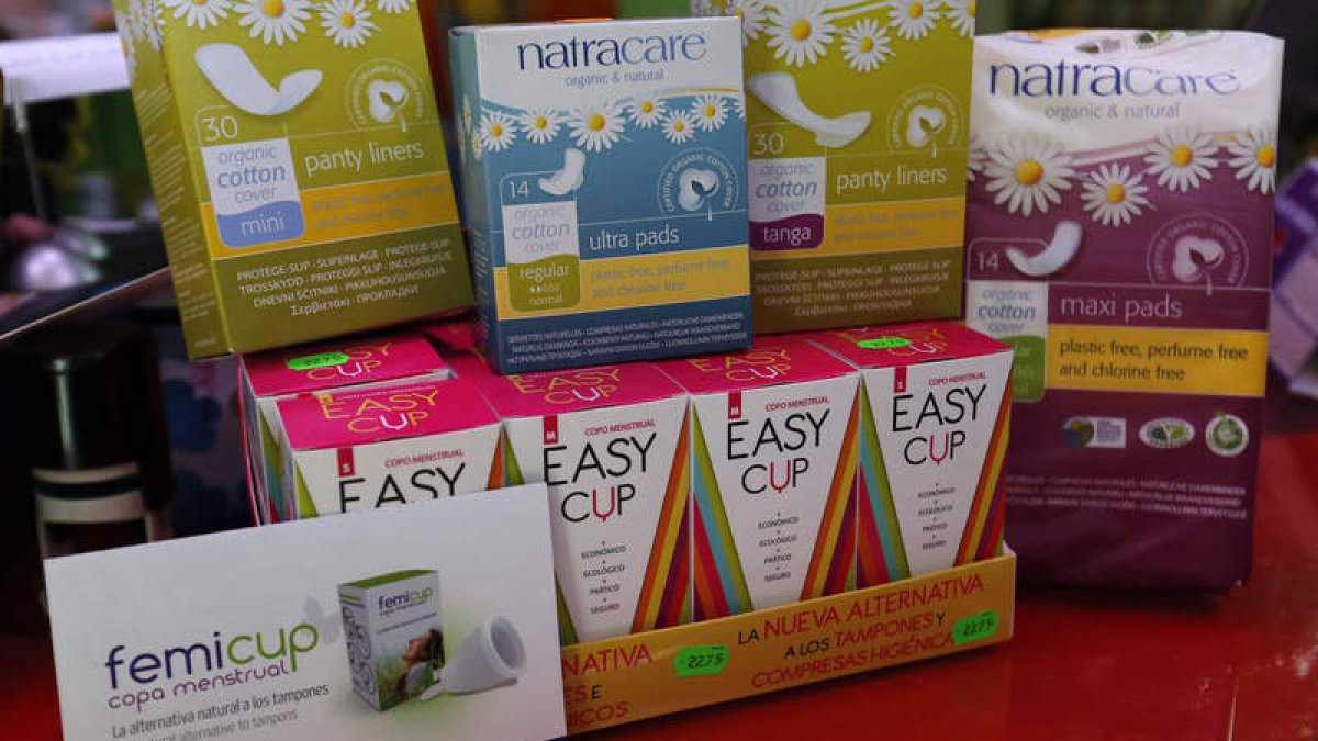 Copas menstruales y compresas ecológicas son dos de los productos alternativos que ofrece El Hada Verde, en Villaobispo.