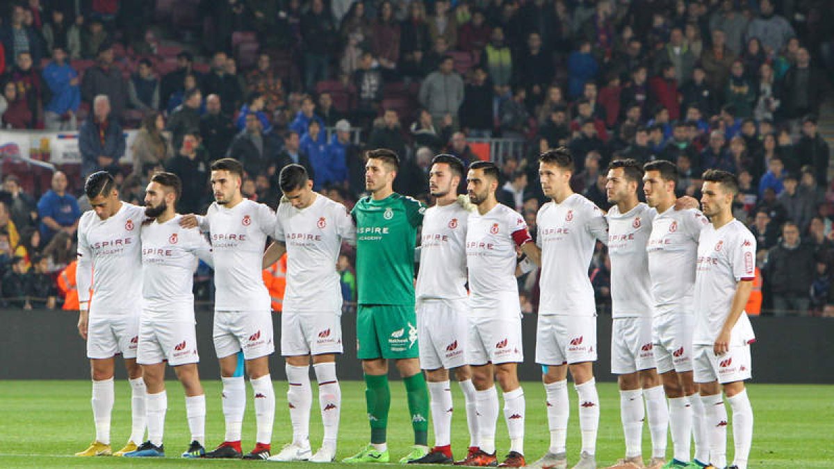 El equipo culturalista recibió el apoyo de una representación de la afición leonesa que jamás le dejó solo. En la imagen, el bloque titular que inició el partido en el Camp Nou. PEDRO SALADO