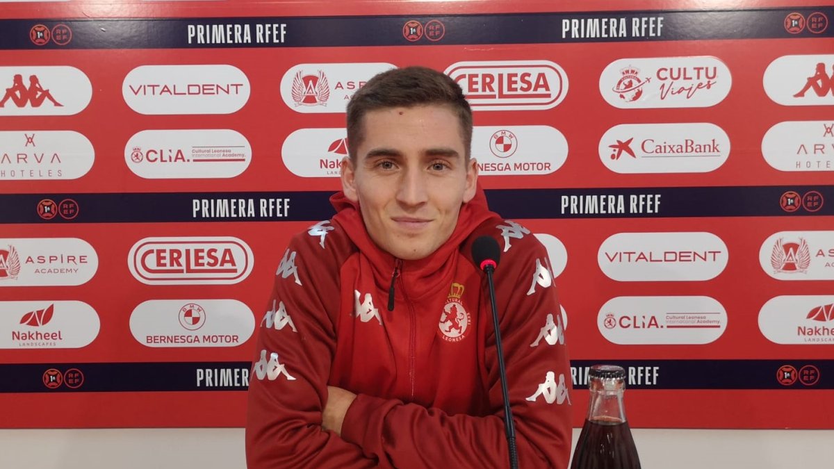 Iñigo Muñoz durante su rueda de prensa en el Reino de León. RIOJA