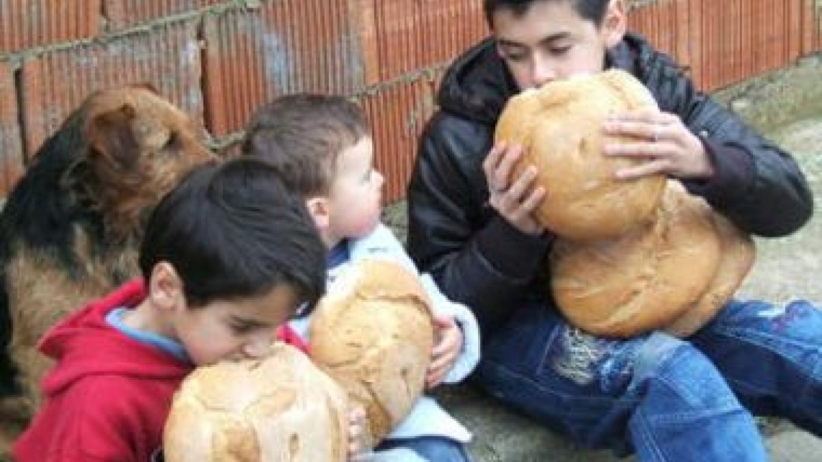 Los más pequeños disfrutaron de la hogacina a la salida de la misa de Villamondrín.