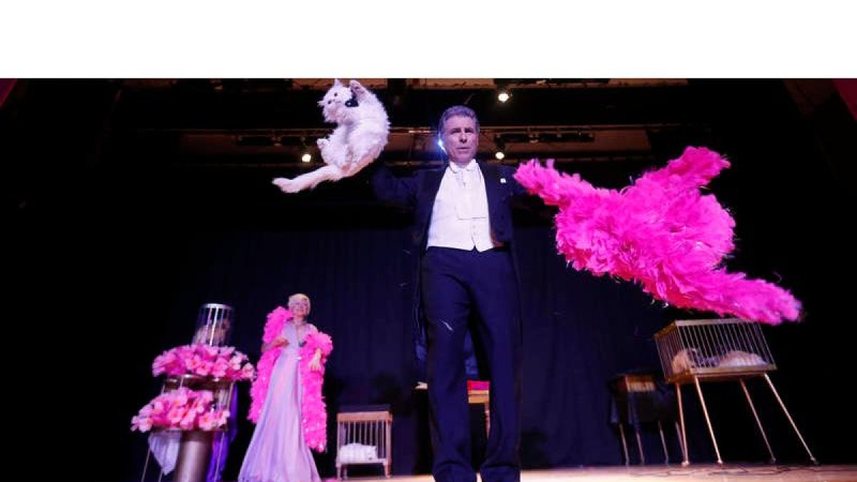 Fred Denver sorprendió al público con su número de magia clásica en el que toman parte nueve gatos persas.