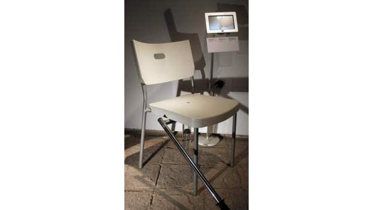 Una silla diseñada para ponerse supositorios.