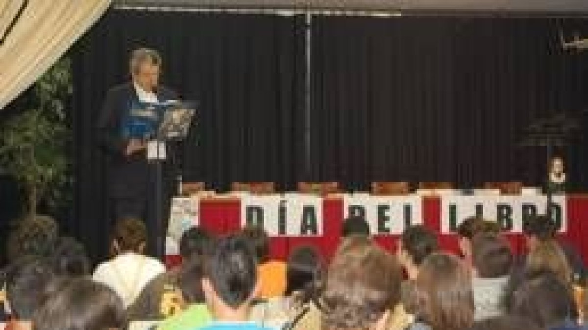 Miguel Martínez durante la lectura continuada de «El Quijote» en el IES San Andrés