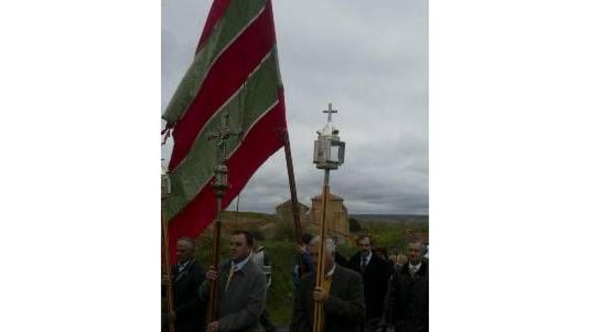 Procesión del Priorato de Escalada en la explanada del monasterio