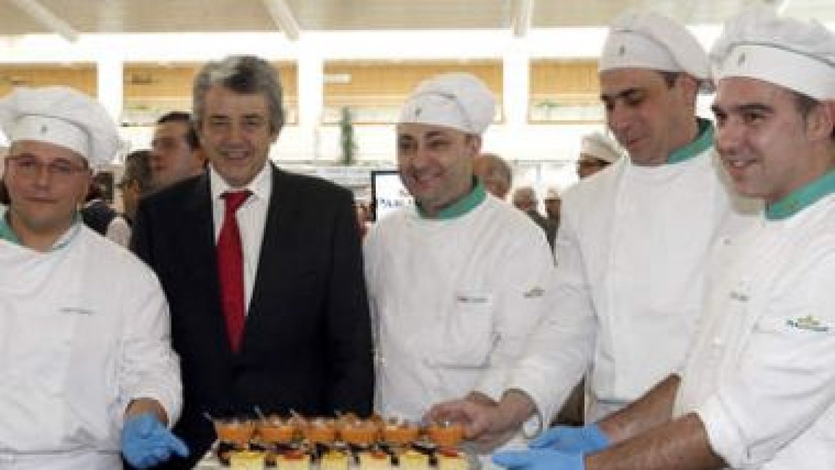 Miguel Martínez, con los cocineros de Paradores.