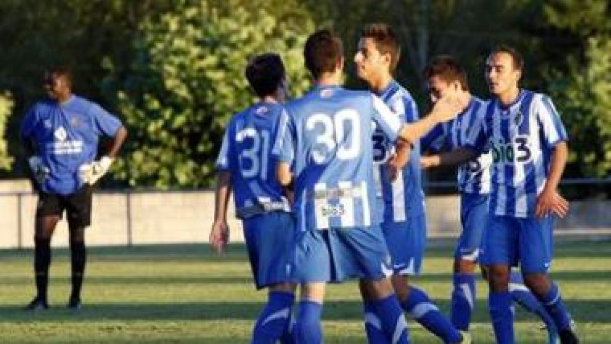 Los jugadores de la Deportiva festejan el triunfo ante el Pontevedra.