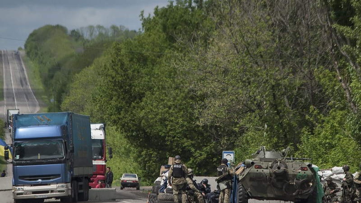Soldados ucranianos vigilan un puesto de control establecido en la ciudad de Slaviansk.