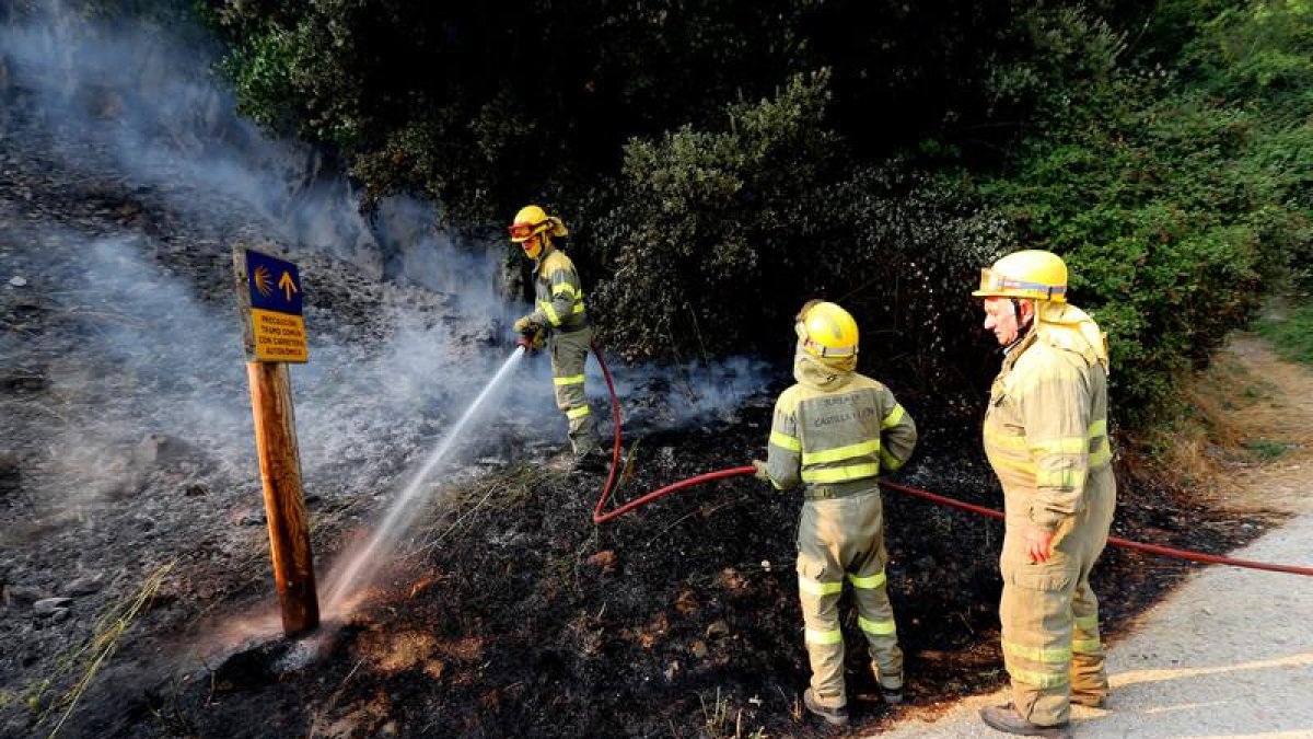 Las brigadas apagan un fuego en Villafranca del Bierzo