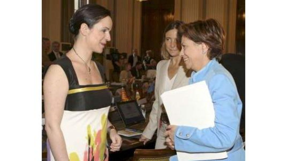 Silvia Clemente junto a Elena Espinosa, ayer en Madrid.