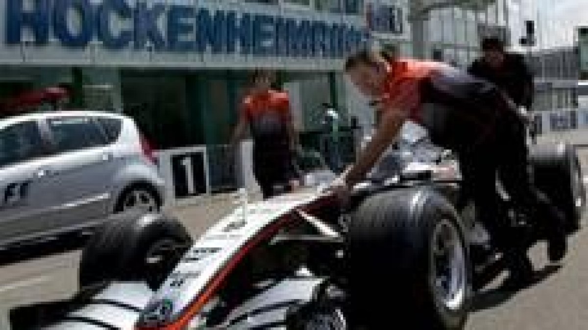 Un mecánico de la escudería McLaren empuja un coche de carreras en el circuito de Hockenheim