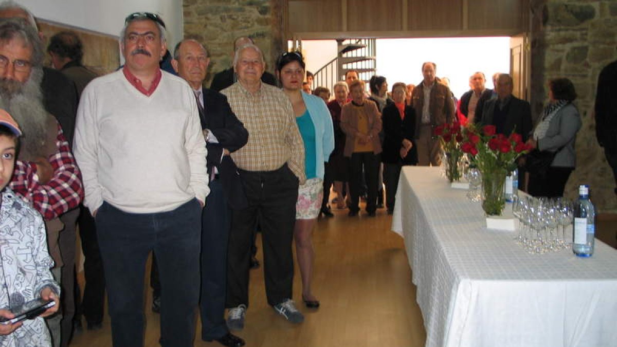Las autoridades municipales durante la inauguración.