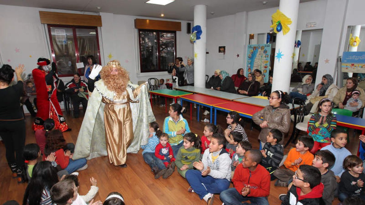 Los pequeños aplauden la llegada de los Reyes Magos cargados de juguetes.
