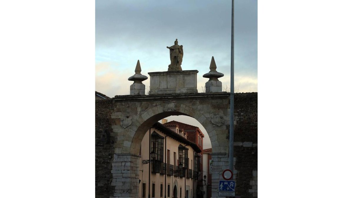 Don Pelayo, manco y desarmado sobre el Arco de la Cárcel, volverá a empuñar nuevamente una espada