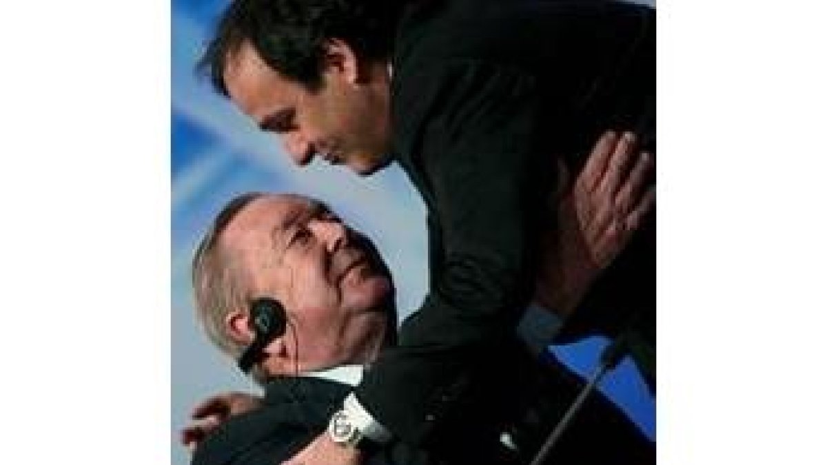 Michel Platini saluda a Johansson en el congreso celebrado ayer
