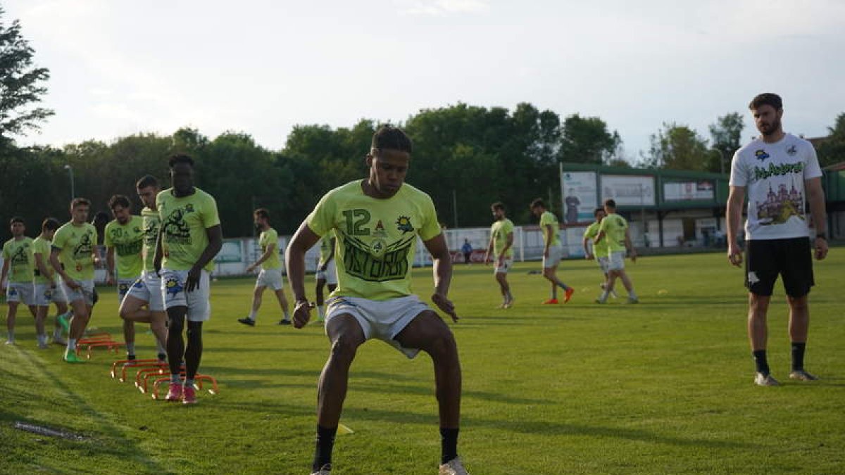 El Atlético Astorga se ha ejercitado esta semana con el reto de superar el escollo del Tordesillas. J. NOTARIO