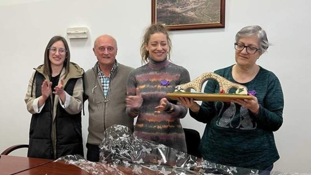 La presidenta de la asociación recogió el galardón. DL