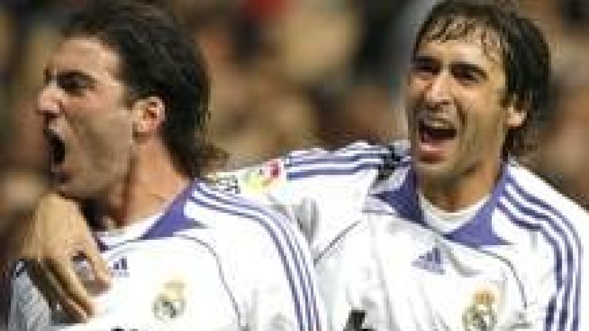 Raúl e Higuain celebran el último gol conseguido ayer por los blancos ante el Sevilla