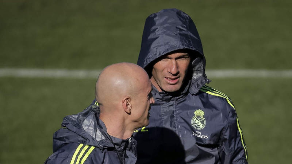 Zinedine Zidane y el miembro del cuerpo técnico Bettoni.