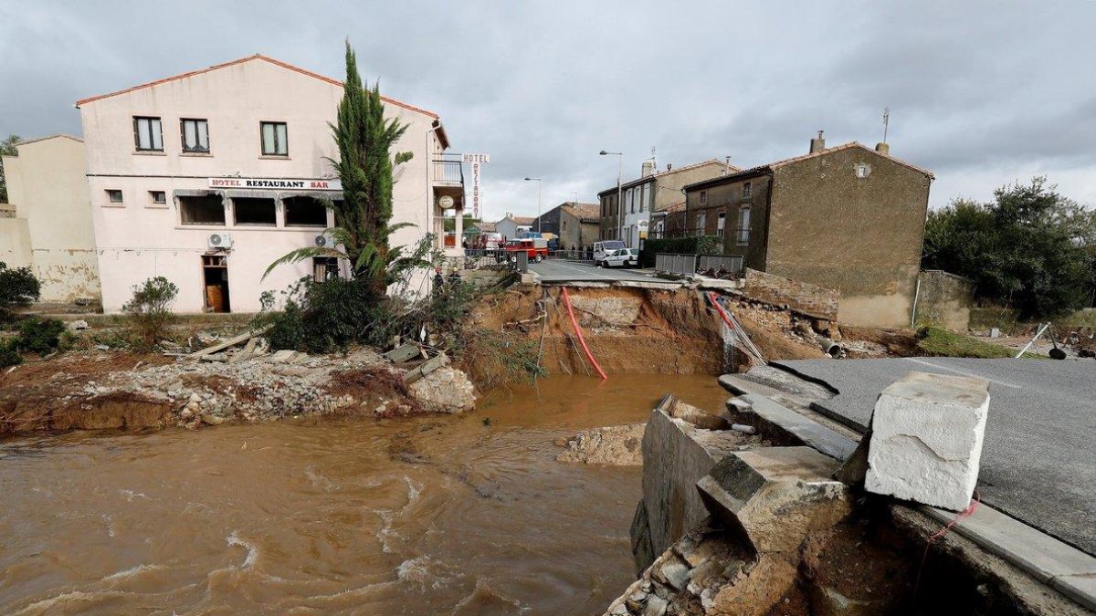 Imagen de un puente destrozado tras las inundaciones en Villegailhenc