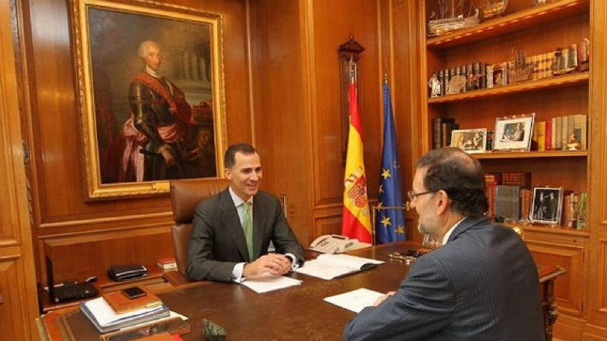 El Rey mantiene su primer despacho como Jefe del Estado con el presidente del Gobierno, Mariano Rajoy.