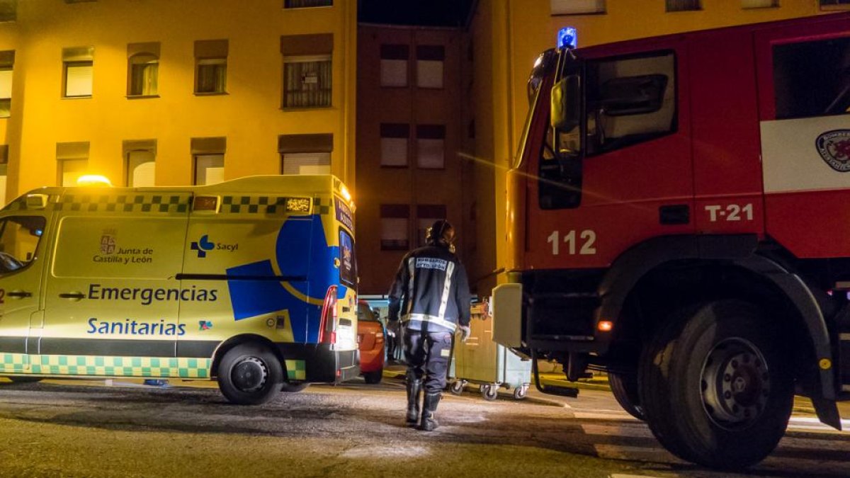 Dotaciones de los bomberos de León y de los servicios de emergencia en el lugar del suceso.