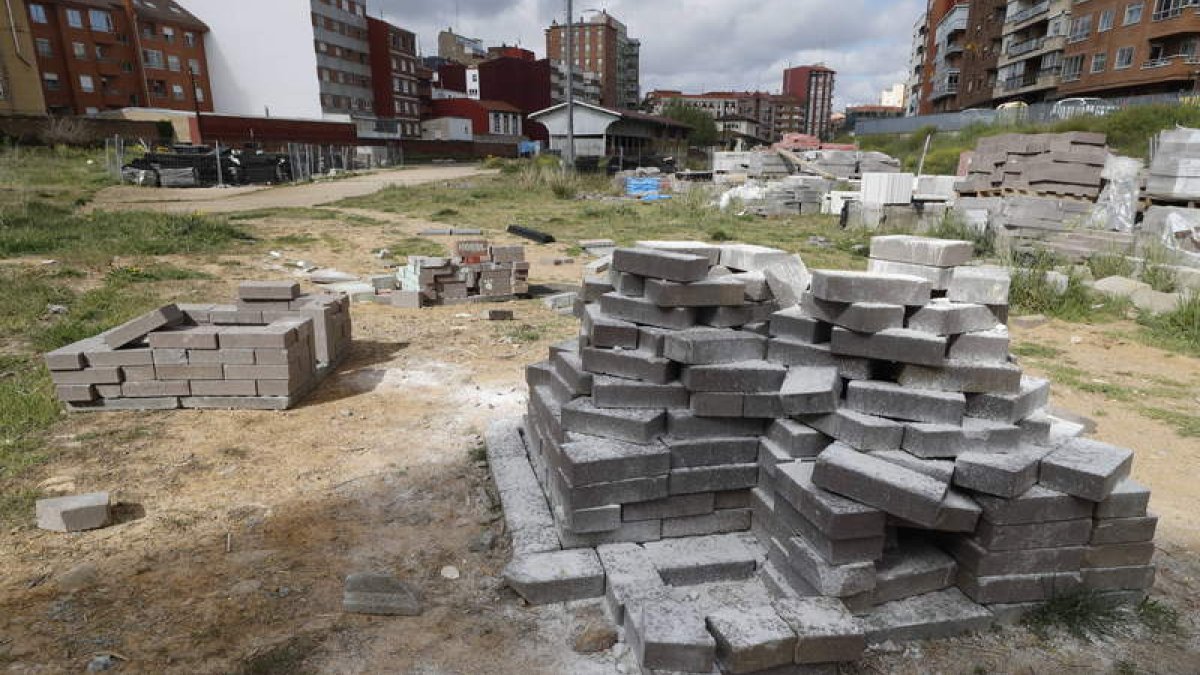 Los adoquines abandonados de la obra se han convertido en piezas de Lego para el entretenimiento de los pequeños. RAMIRO