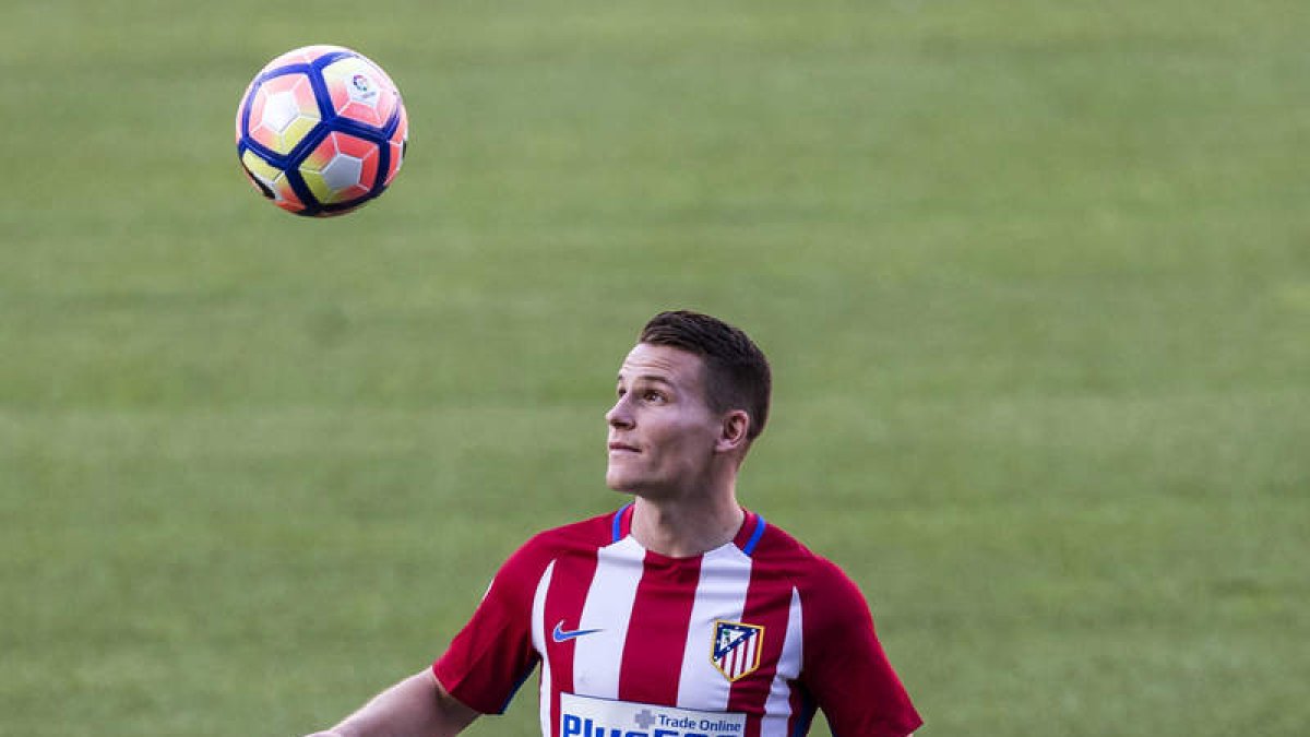 Kevin Gameiro, durante su presentación como futbolista del Atlético. EMILIO NARANJO