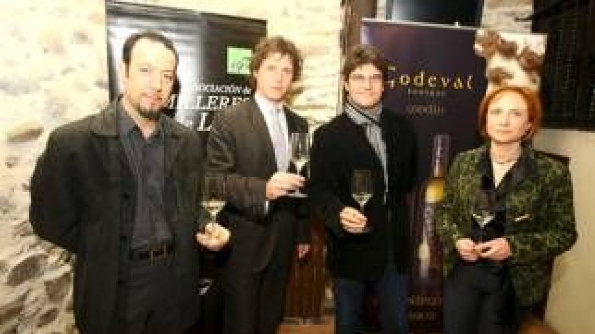 Los promotores de la cata de los mejores Valdeorras de Godeval ayer en la presentación en Casa Noval