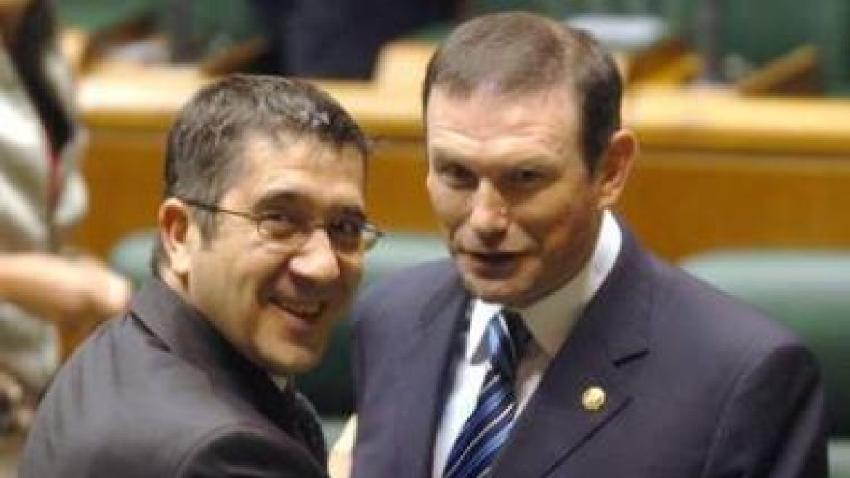 Patxi López e Ibarretxe, en una foto de archivo, se sientan en el banquillo por sus contactos con el