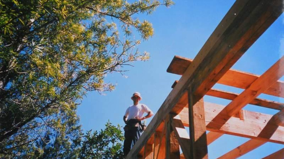 El autor, tomándose un descanso durante la construcción de la que hoy es su vivienda