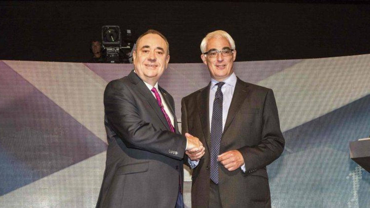 Salmond y Darling se estrechan la mano durante el debate que celebraron ayer en Glasgow.
