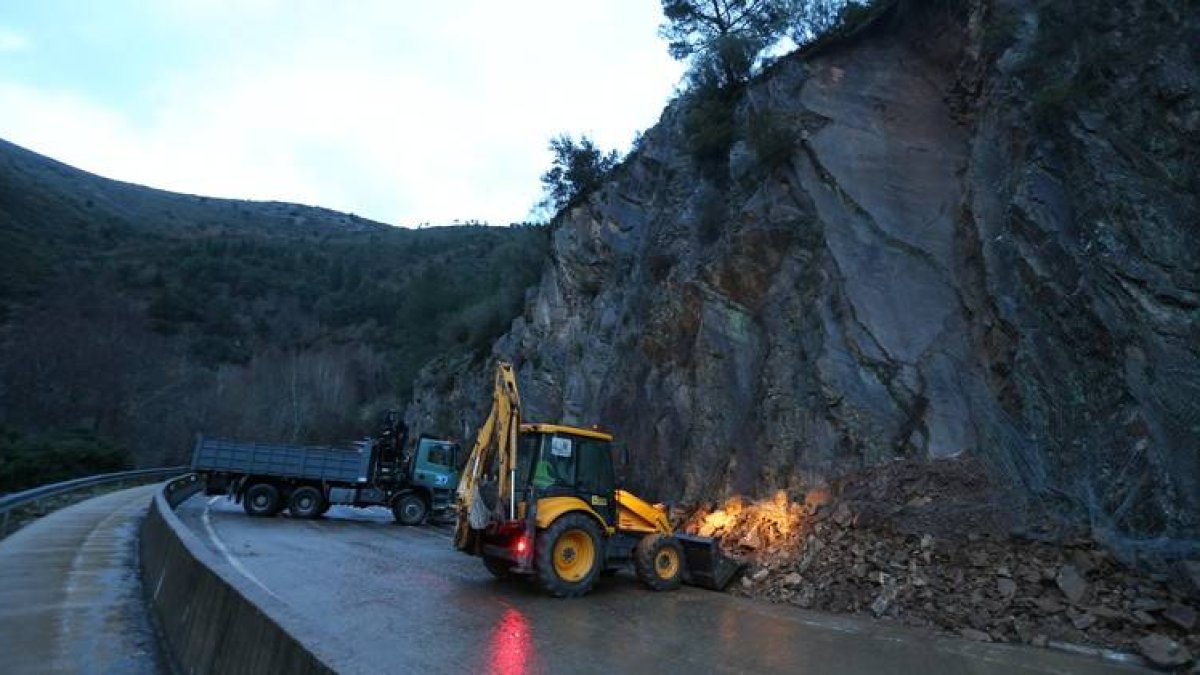 Una máquina escavadora retiraba tierra al anochecer en el lugar del desprendimiento, tras los túneles hacia Galicia.