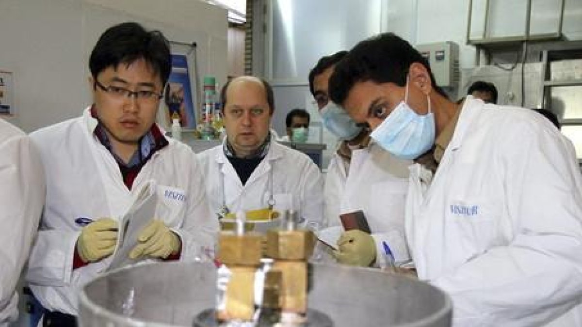 Un equipo de la Organización de Energía Atómica de Irán examina el proceso de enriquecimiento de uranio en una planta nuclear iraní de Natanz.
