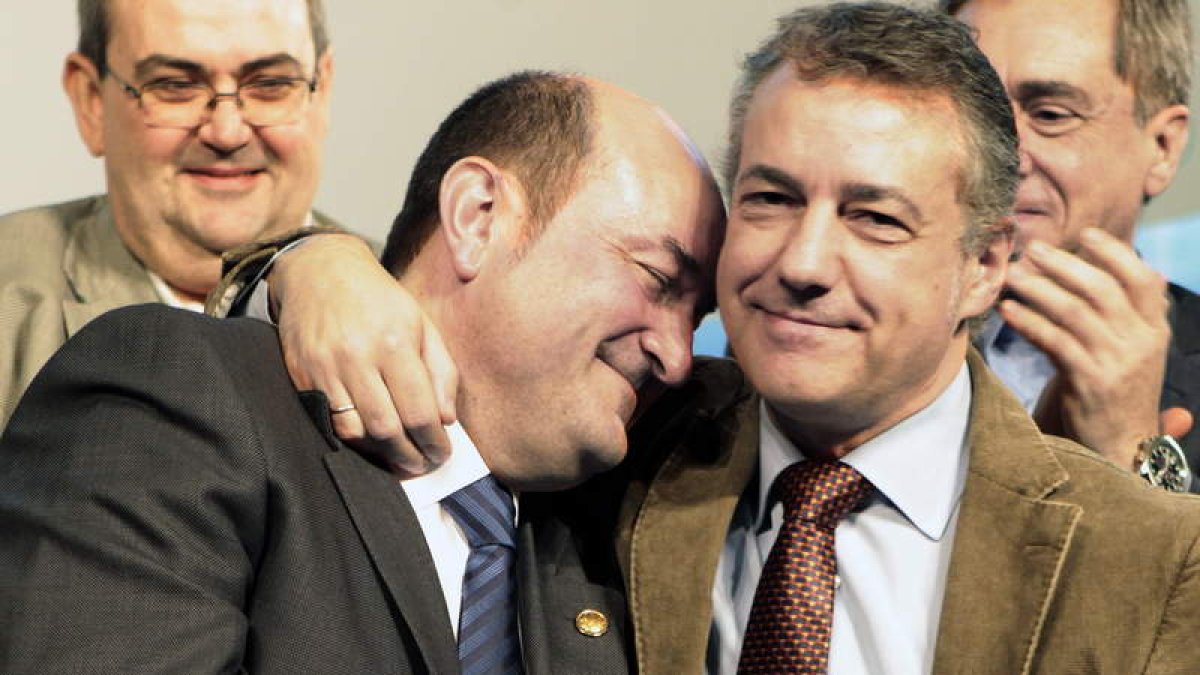 Ortuzar recibe la felicitación del lehendakari Urkullu.
