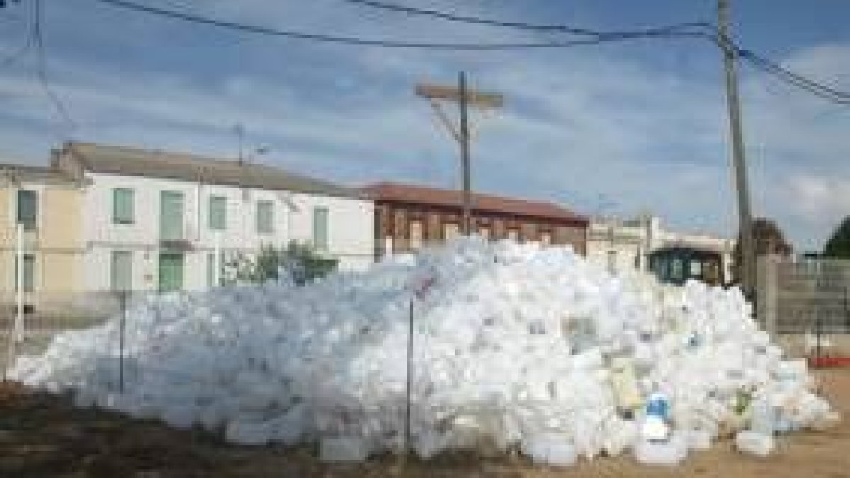 Durante meses, los vecinos de Nistal han consumido agua embotellada por el problema del arsénico
