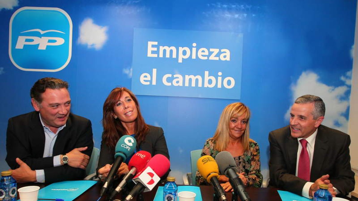 Prada, Sánchez Camacho, Carrasco y Gutiérrez, ayer, en la sede del PP en la capital leonesa.
