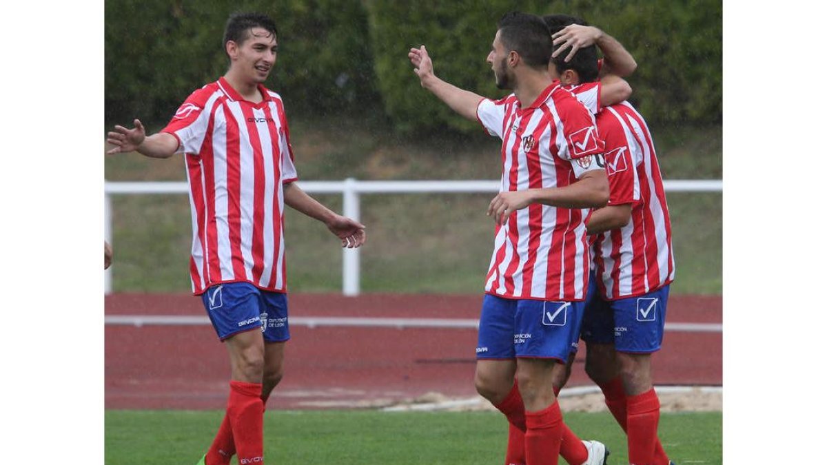 Los jugadores rojiblancos celebran uno de sus goles. L. DE LA MATA