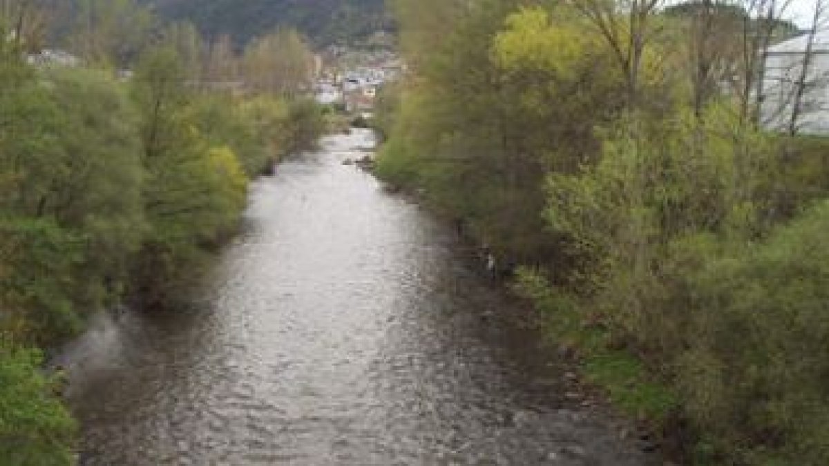 Río Burbia, al fondo Villafranca del Bierzo.