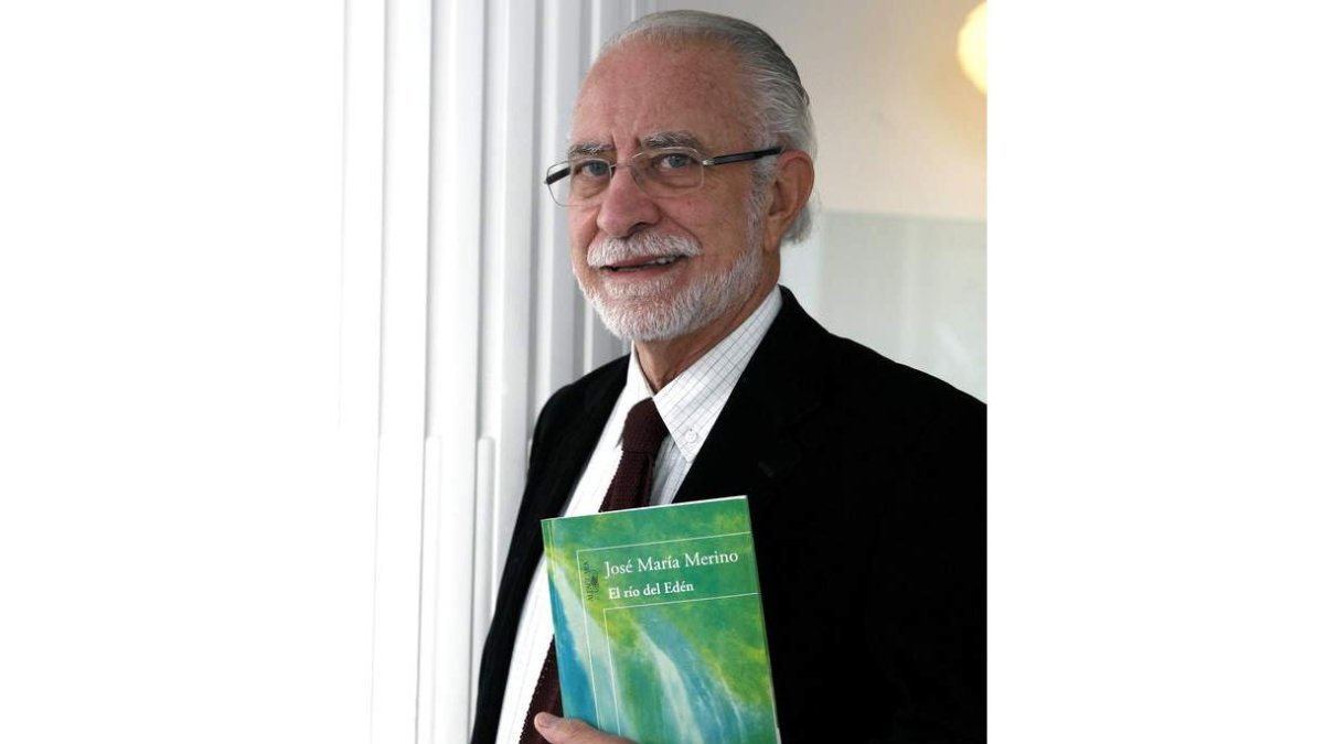 El escritor José María Merino con su novela ‘El río del Edén’